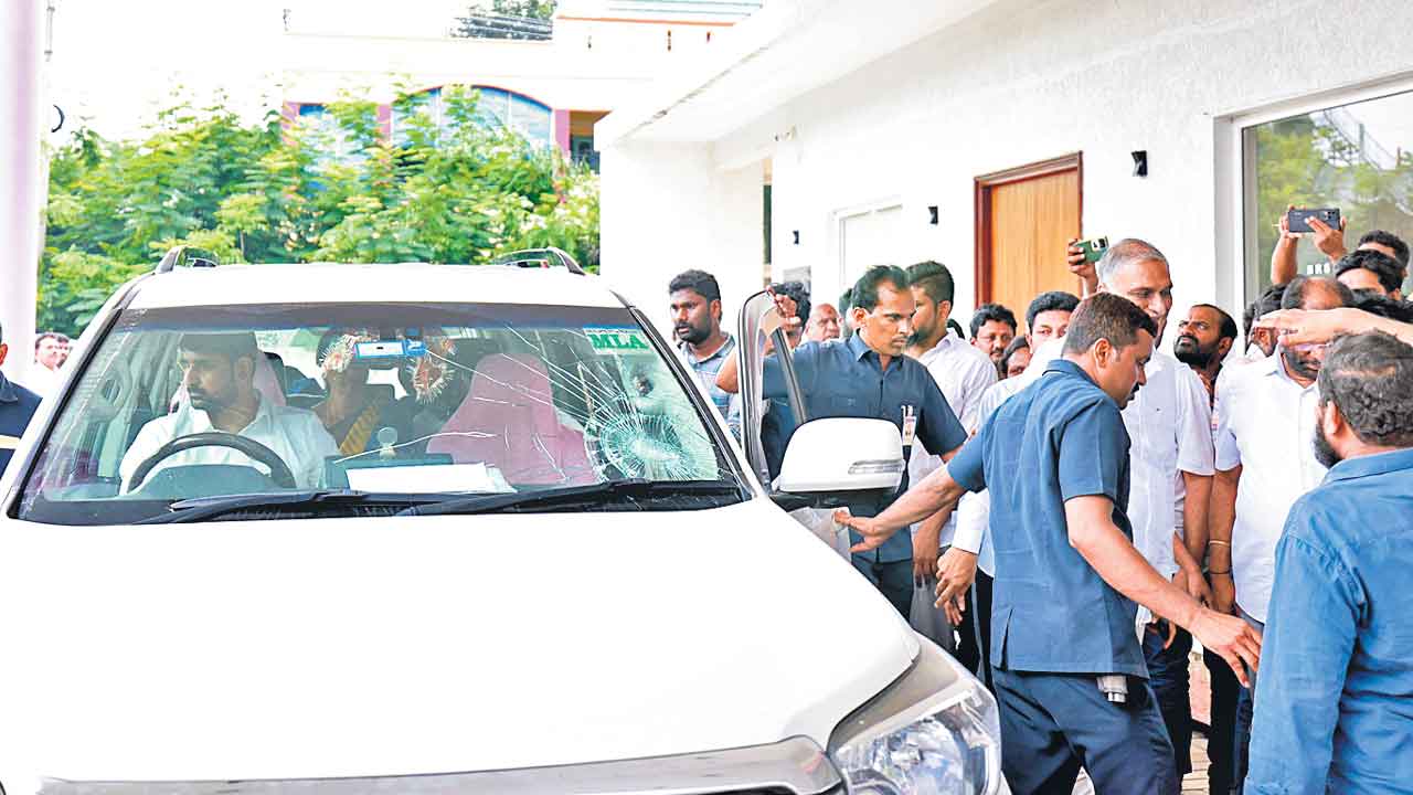 Telangana | ఖమ్మంలో హరీశ్ బృందంపై కాంగ్రెస్ గూండాగిరి.. కాన్వాయ్పై రాళ్లతో, కార్యకర్తలపై కర్రలతో వీరంగం