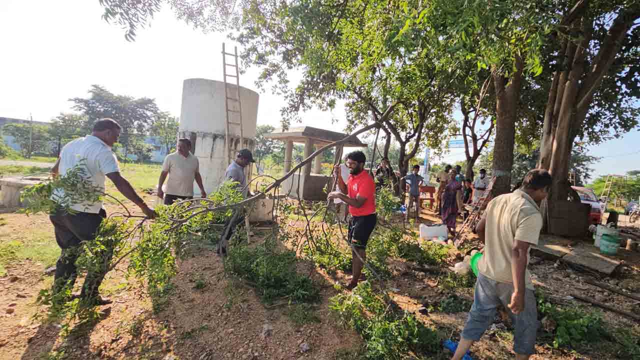 చేయి చేయి కలిపి..