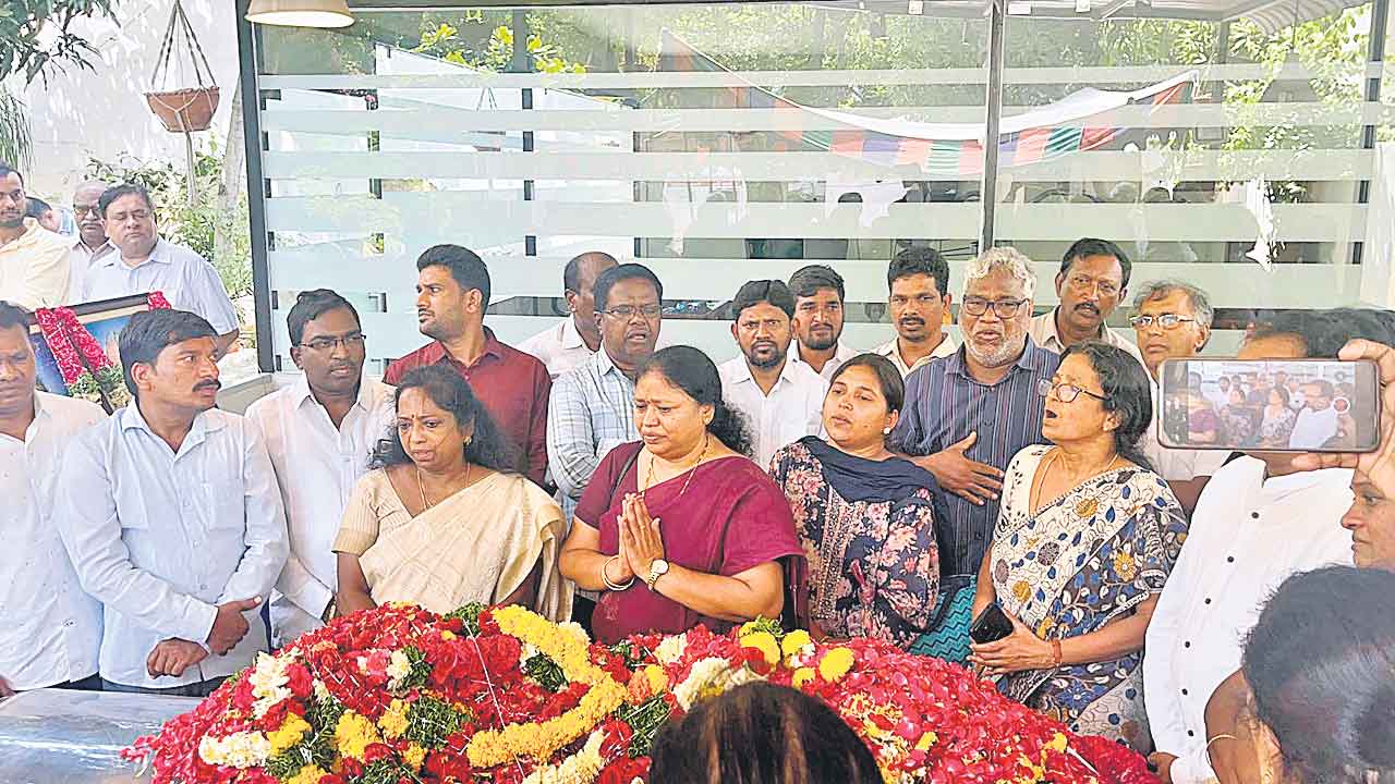 ‘గాంధీ’ కళాశాలకు విజయభారతి భౌతికకాయం