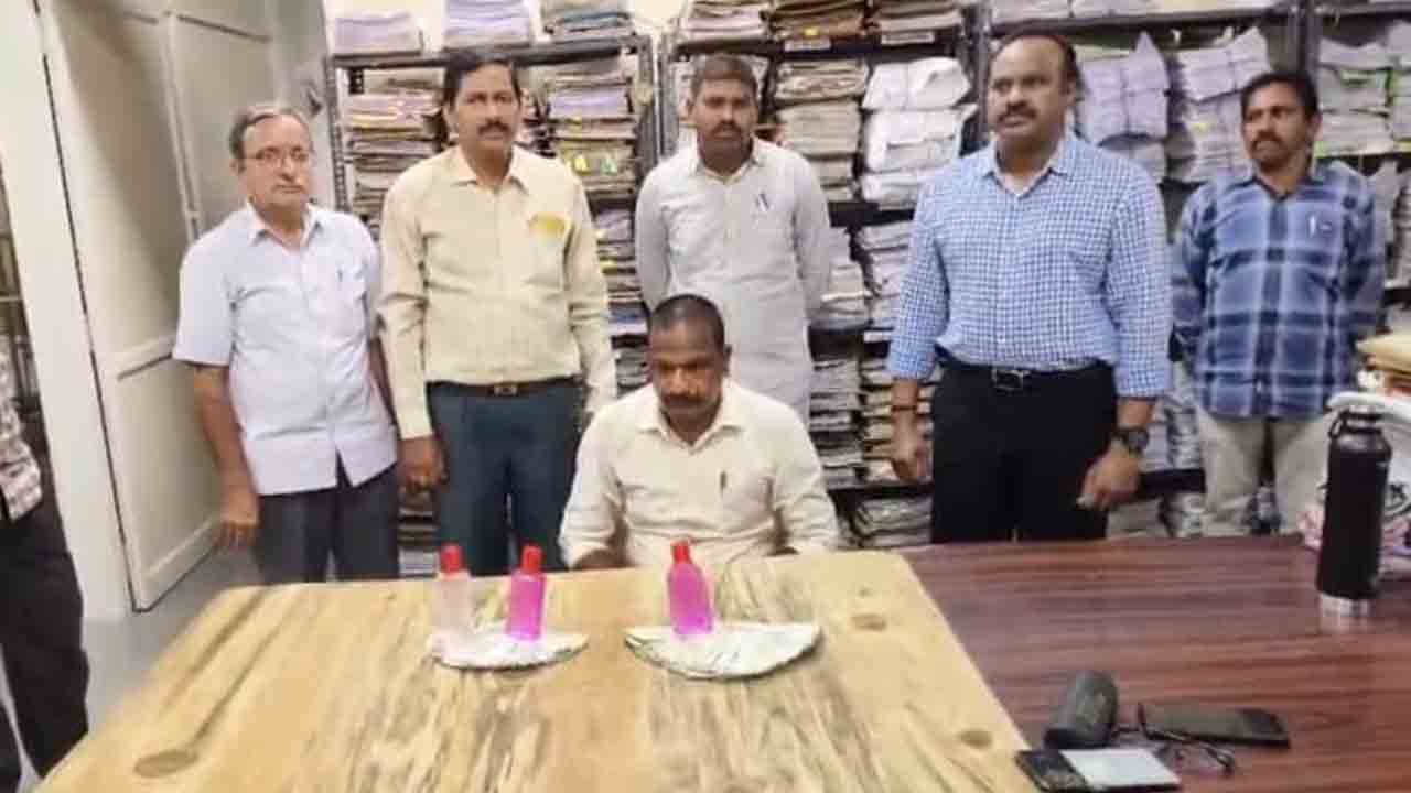 ఏసీబీకి చిక్కిన జిల్లా ఉద్యానవన అధికారి