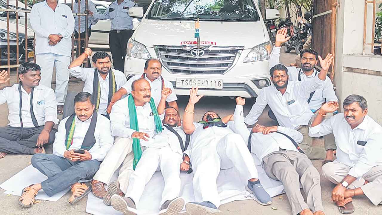 పెండింగ్‌ బిల్లులు చెల్లించాలని ధర్నా