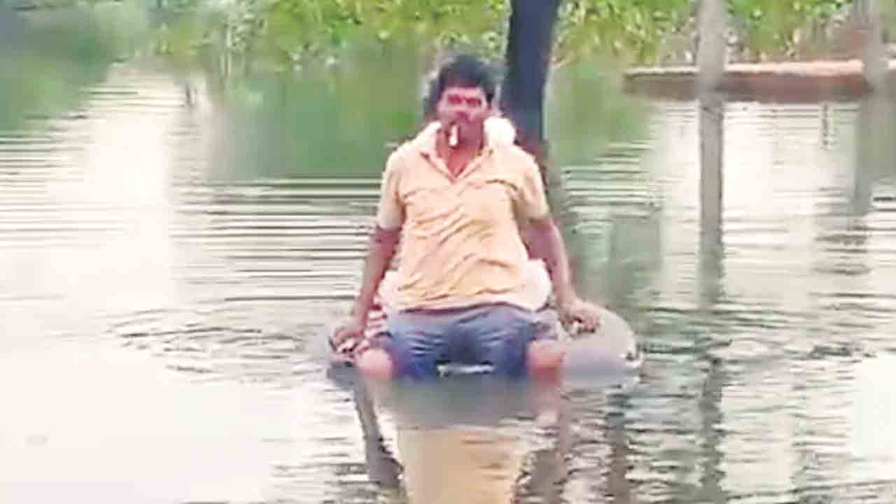 Mahabubnagar | ట్యూబ్‌పై నీటిలోకి వెళ్లి.. చెరువు మధ్యలో బోరుకు మరమ్మతులు