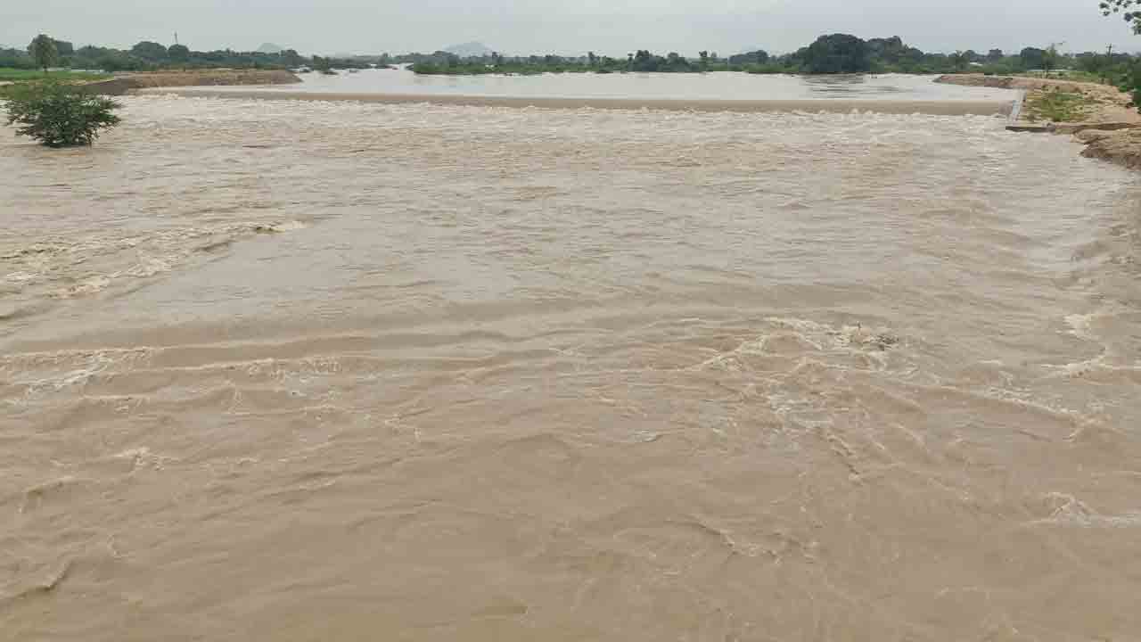 ఉప్పొంగుతున్న ప్రాజెక్టులు