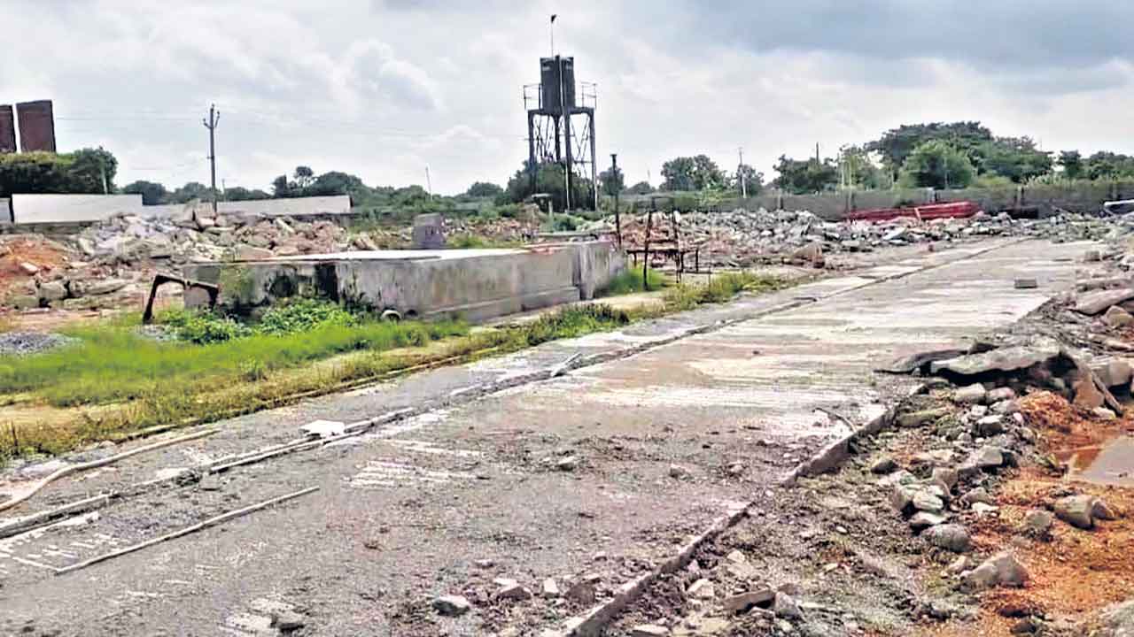 HYDRAA | అమ్మో హైడ్రా.. ఎఫ్‌టీఎల్‌లోని నిర్మాణాలను స్వచ్ఛందంగా కూల్చిన మాజీ మంత్రి