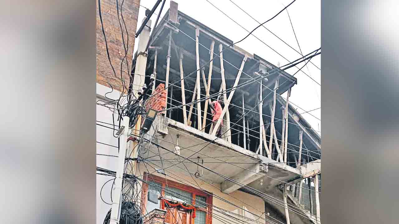 కండ్లు మూసుకుంటాం.. పని కానిచ్చేయండి