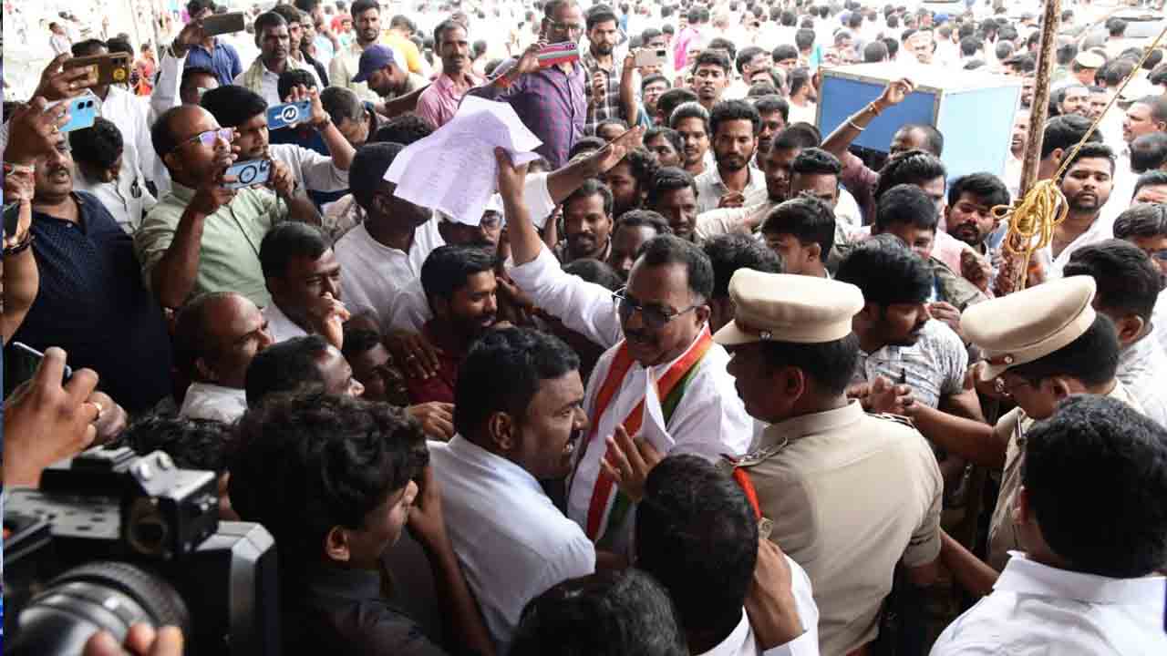 నిర్వాసితుల అడ్డగింత