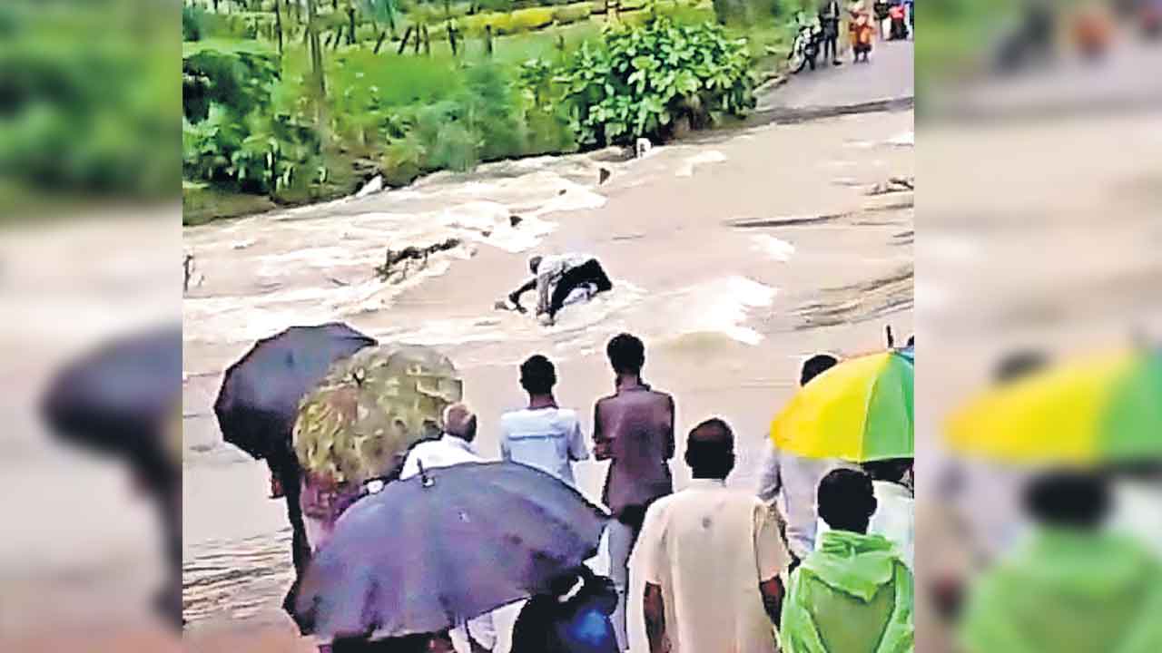 Congress Govt | ప్రభుత్వ సాయం పది వేలు.. మృతుల కుటుంబాలకు రూ.5 లక్షలు