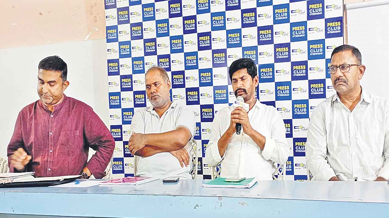 హైకోర్టు ఆదేశాలున్నా ఇండ్లు కూల్చిండ్రు