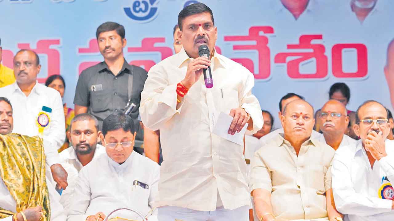 రాష్ట్రస్థాయి రేషన్‌ డీలర్ల సమావేశానికి మంత్రులు డుమ్మా