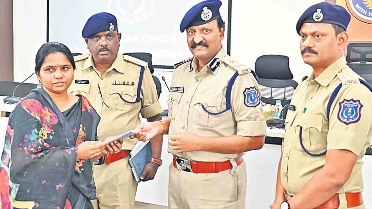 ‘సీఈఐఆర్‌ పోర్టల్‌’లో ఫిర్యాదుతో.. రూ.2 కోట్ల విలువైన 591 ఫోన్లు రికవరీ