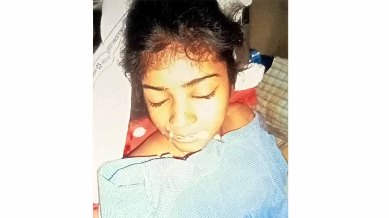 తండ్రిని కాపాడబోయి.. కూతురు మృతి