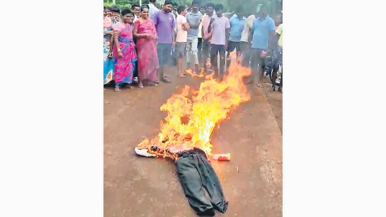 ఎమ్మెల్యేపై భగ్గుమన్న గిరిజన రైతులు