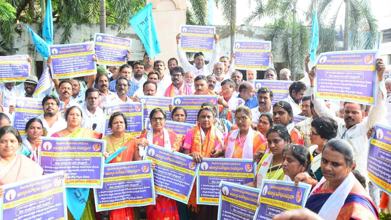 ఉద్యమకారులకు ఇచ్చిన హామీలను వెంటనే నెరవేర్చాలి