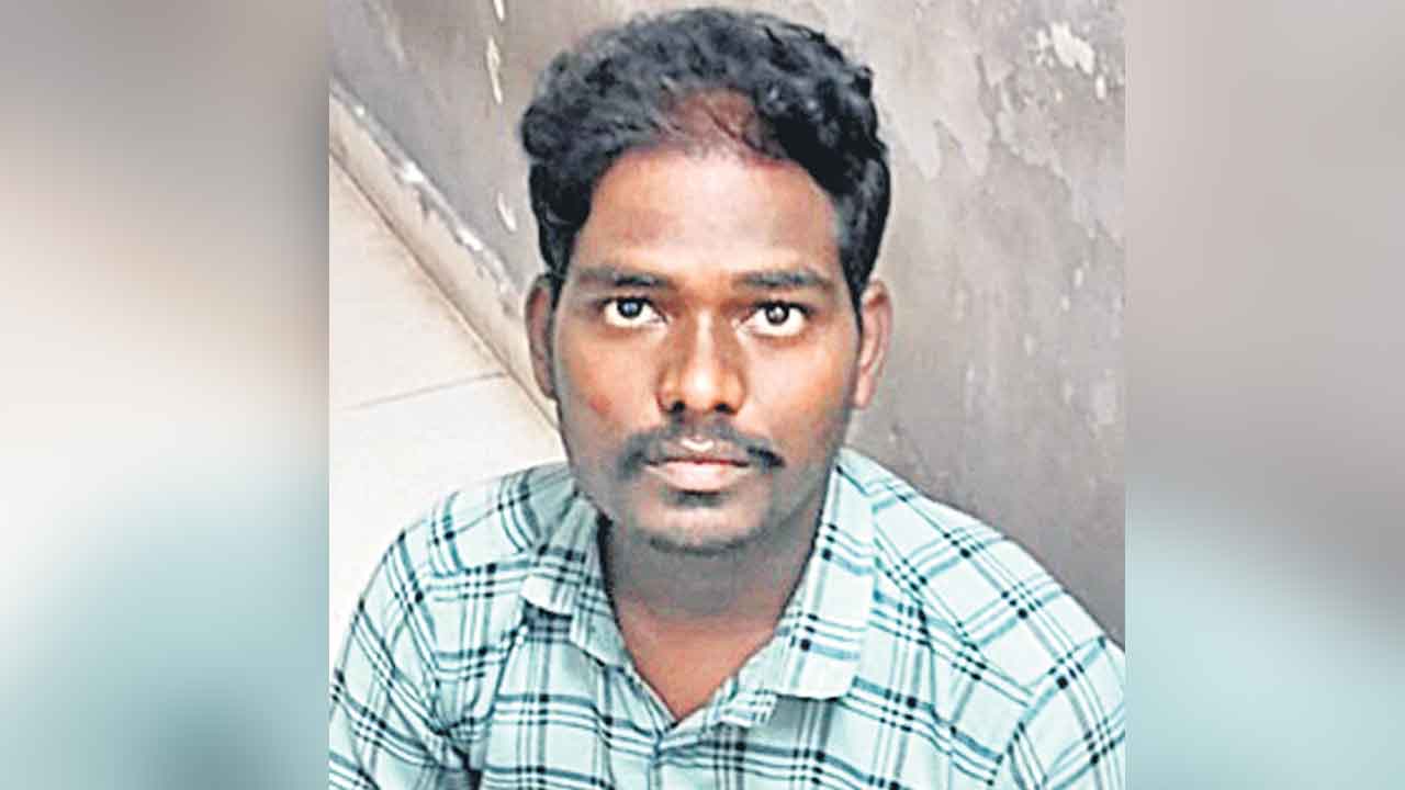 యువతిపై ప్రేమోన్మాది దాడి