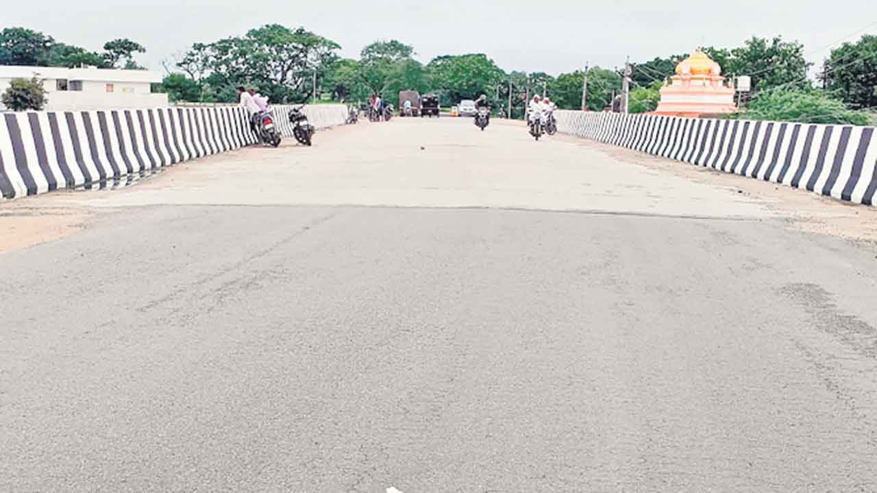 వెలిచాల వాసుల కష్టాలు తీరినయ్‌..