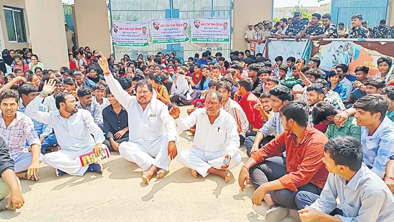 బీసీ రిజర్వేషన్లను పెంచాలి