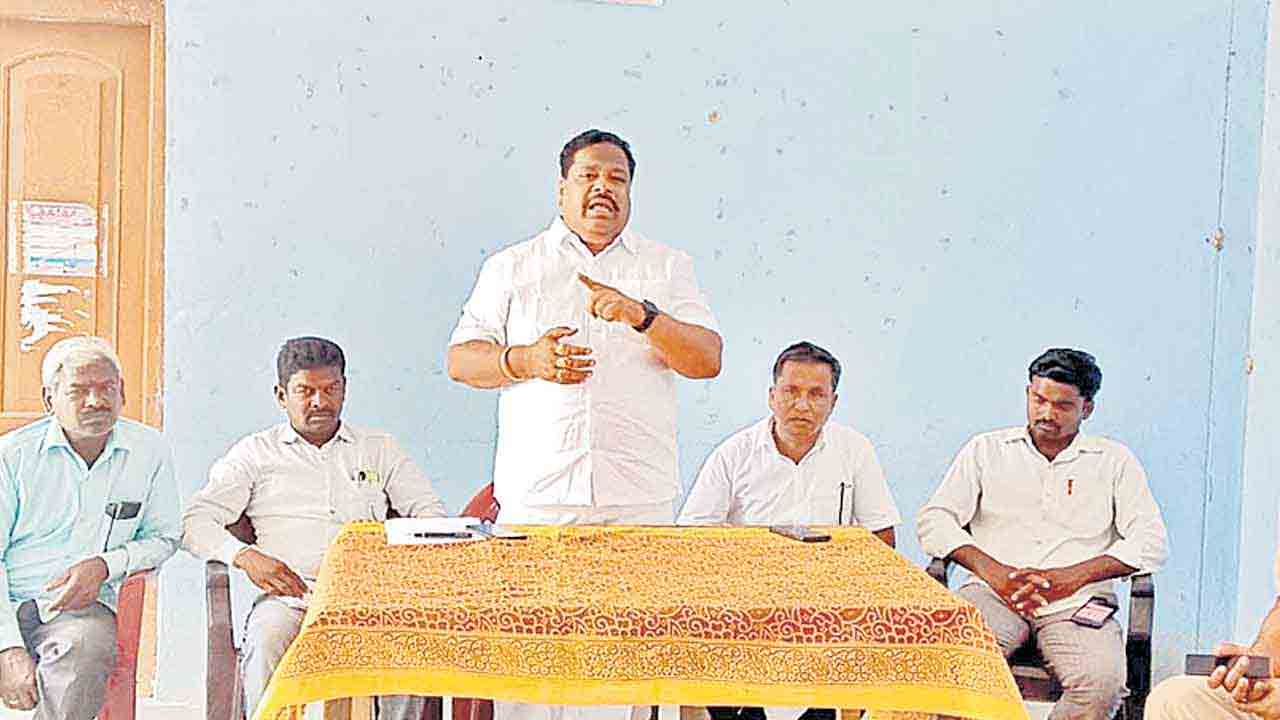 30లోగా సర్పంచుల బిల్లులపై తేల్చాలి