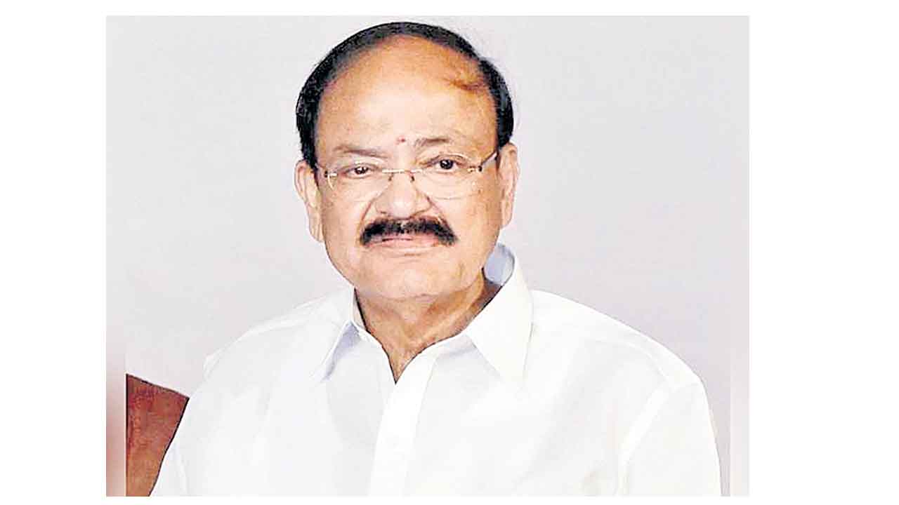 రెండు రాష్ర్టాలకు వెంకయ్యనాయుడు విరాళం