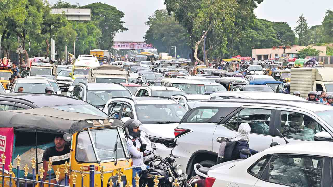 Hyderabad | జంక్షన్లు జామ్‌.. హైదరాబాద్‌లో స్తంభించిన ట్రాఫిక్‌