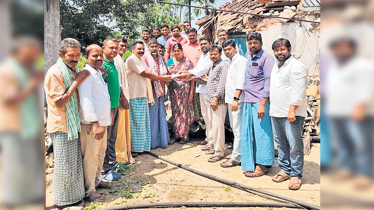 Hanamkonda | ఇల్లు కూలింది.. ఊరు సాయం చేసింది.. కట్టుబట్టలతో రోడ్డున పడ్డా కనికరించని అధికారులు!