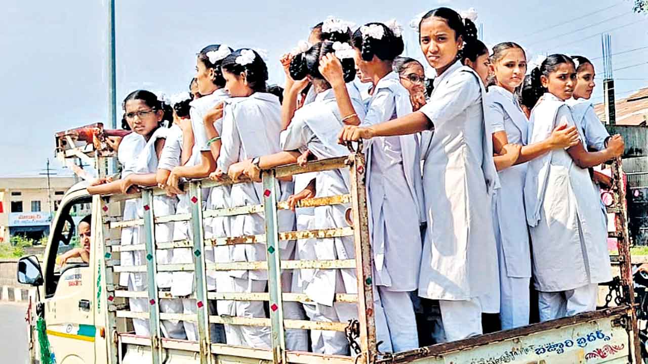 బడి పిల్లలా.. కోడిపిల్లలా?