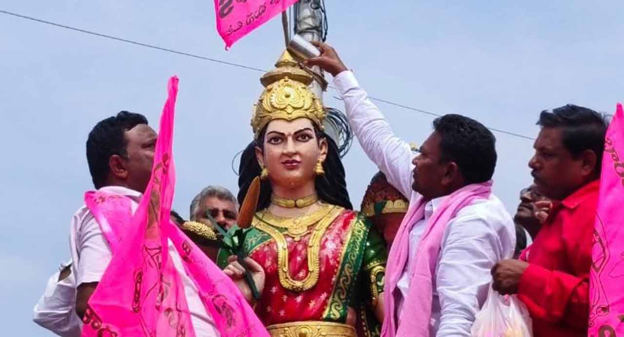 తెలంగాణ ఆత్మగౌరవాన్ని దెబ్బ తీస్తే ఊరుకోం..