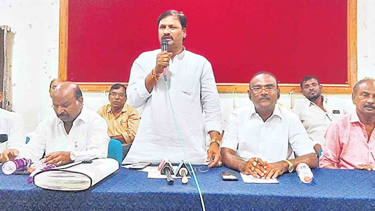 ఆర్టీసీని ప్రభుత్వంలో విలీనం చేయాలి