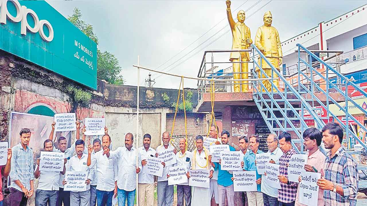 మెడకు ఉరితాళ్లతో కాంట్రాక్టర్ల నిరసన