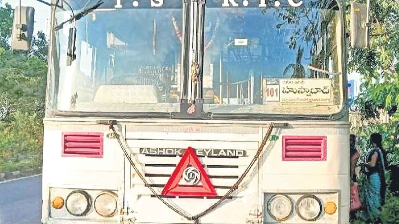 Husnabad | మహాలక్ష్మి ఎఫెక్ట్‌..  ఓవర్‌ లోడ్‌తో పేలిన బస్సు టైరు!