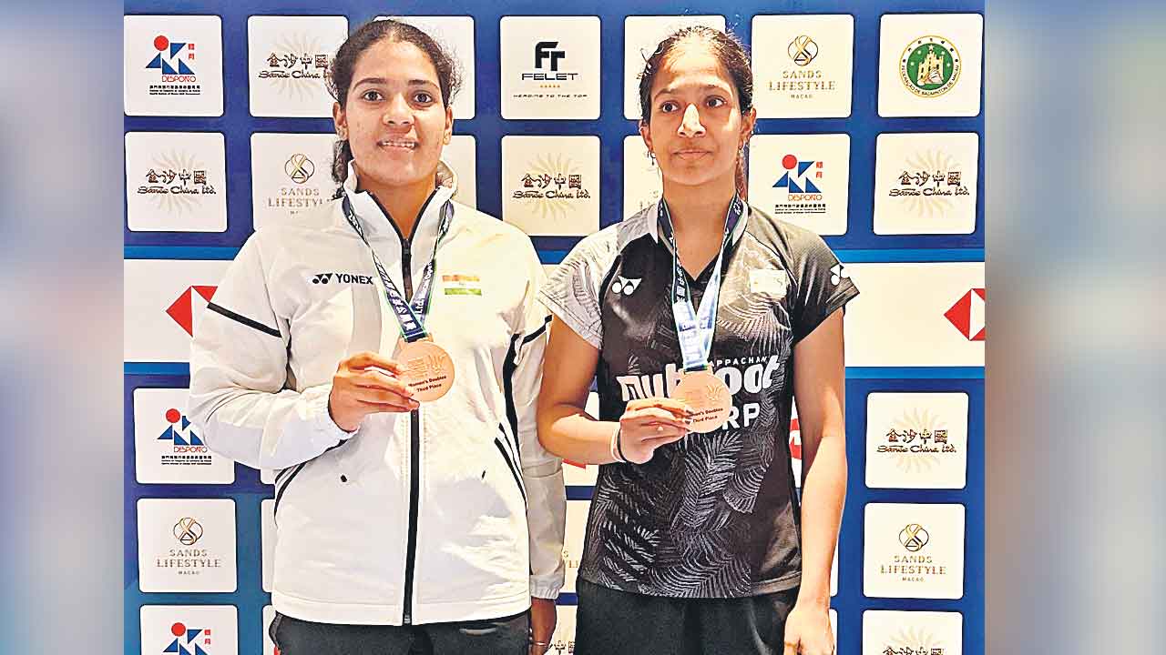 గాయత్రి, త్రిసా జోడీకి కాంస్యం