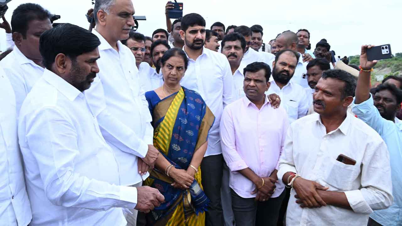 పొలాలు చూడండి సారూ.. ఇసుక మేటలెట్లున్నయో…