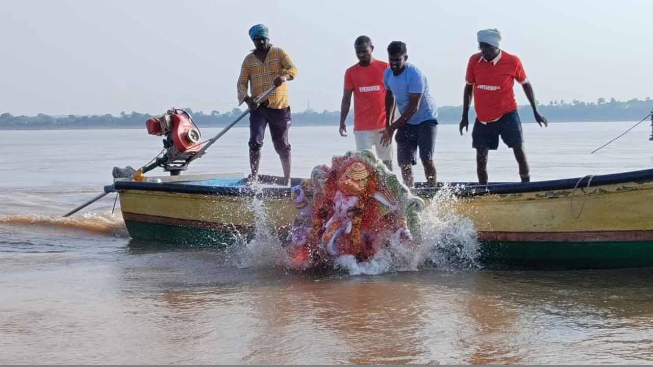 గణేశుడికి ఘనంగా వీడ్కోలు
