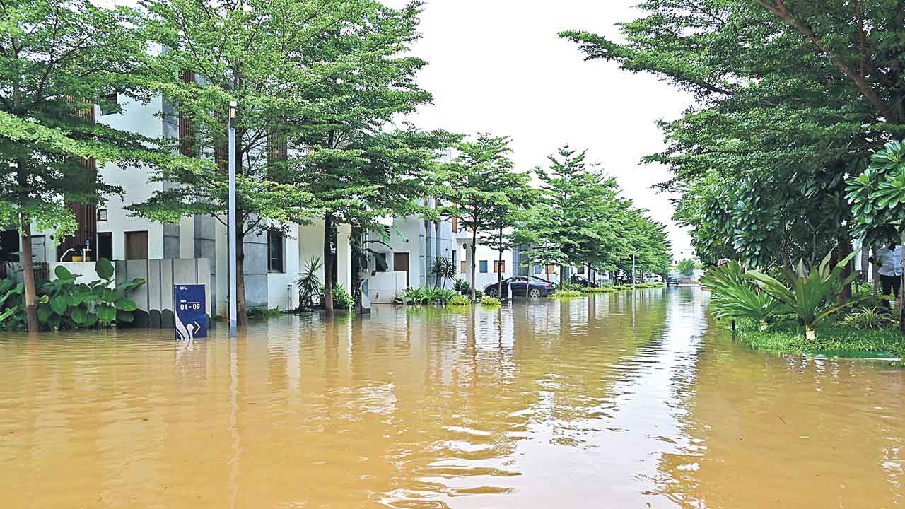 జలదిగ్బంధంలో ఆరు కోట్ల విల్లా