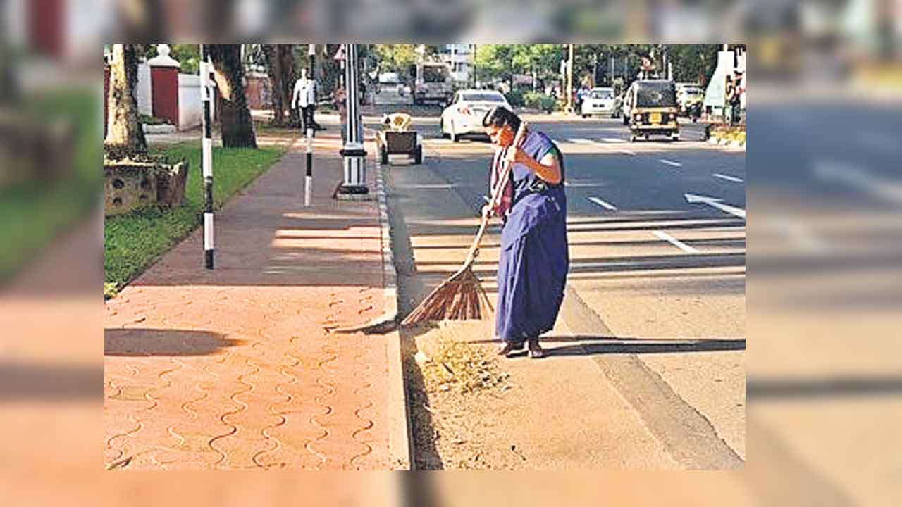 Sweeper’s Job | రోడ్లు ఊడ్చే పనికి పోటీ పడుతున్న గ్రాడ్యుయేట్లు, పోస్టు గ్రాడ్యుయేట్లు..