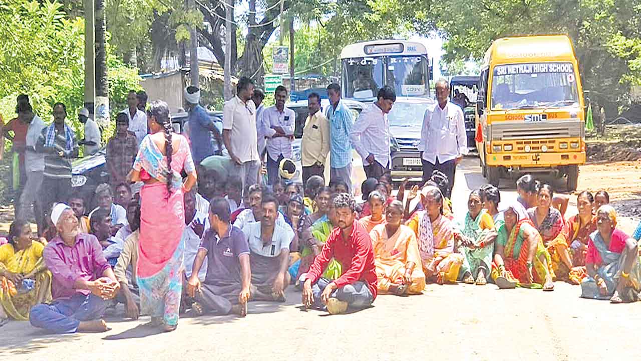 పోలీస్‌స్టేషన్‌ ఎదుట ధర్నా