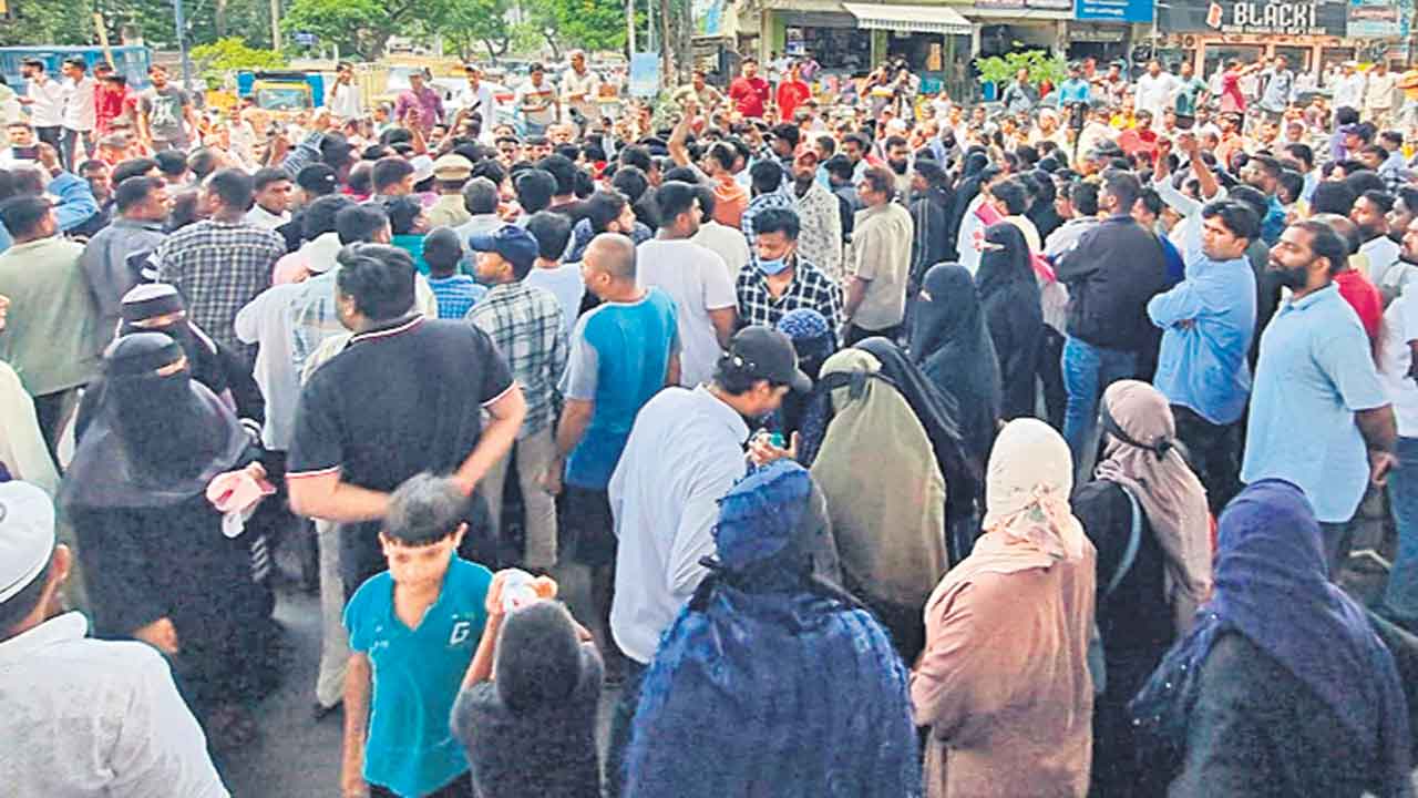 Musi River | క్షణ క్షణం.. బుల్డో జర్‌ భయం!