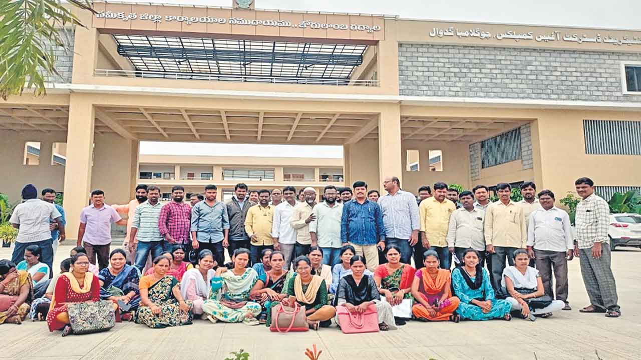 రాత్రికి రాత్రే రోడ్లమీద పడేస్తరా?