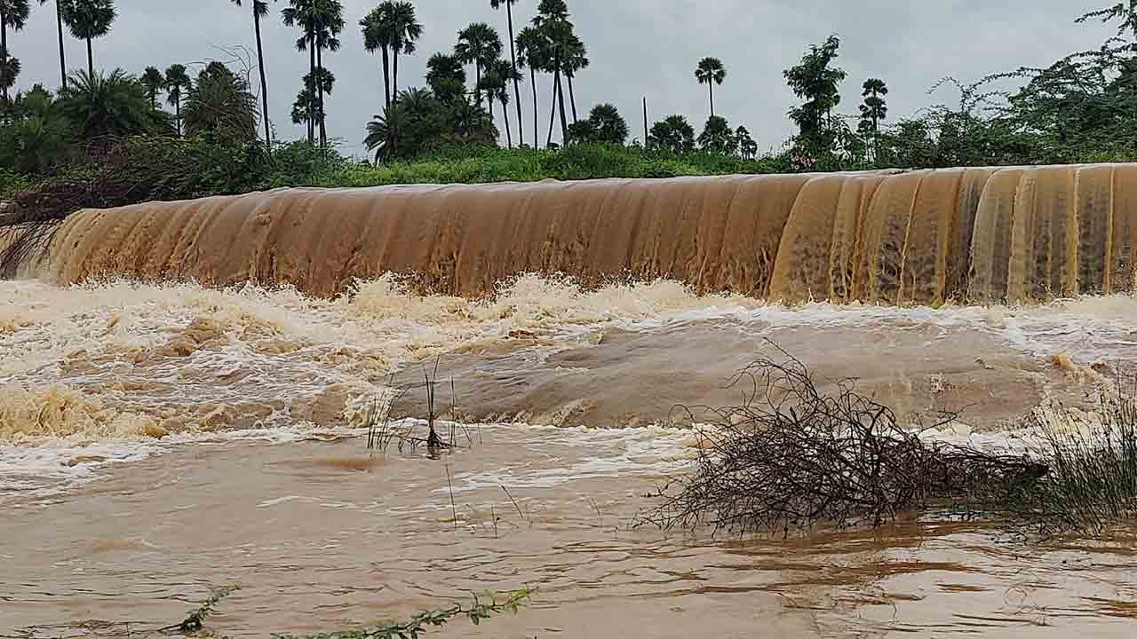 నిండిన చెరువులు, కుంటలు