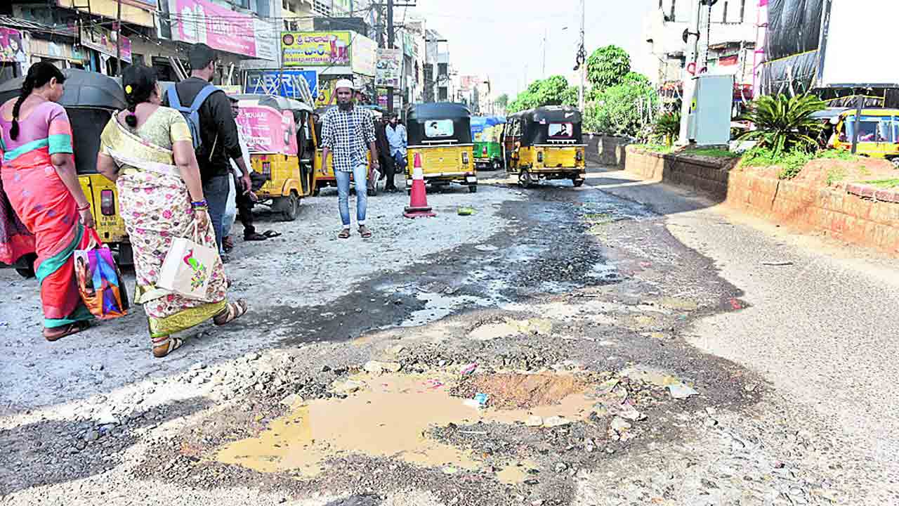 రోడ్లిలా.. నిమజ్జనానికి వెళ్లేదెలా?