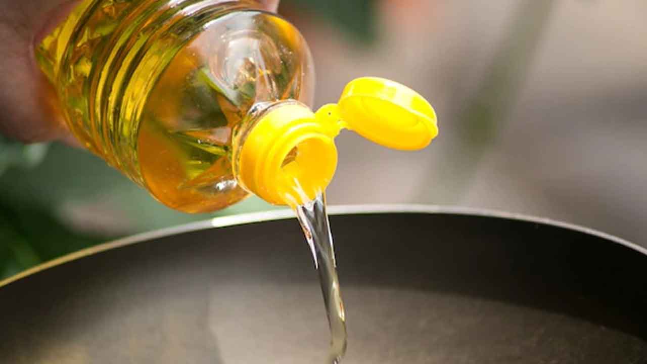 Groundnut Oil | పండుగల వేళ ప్రజలకు భారీ షాక్‌.. లీటరు పల్లీ నూనె 170!