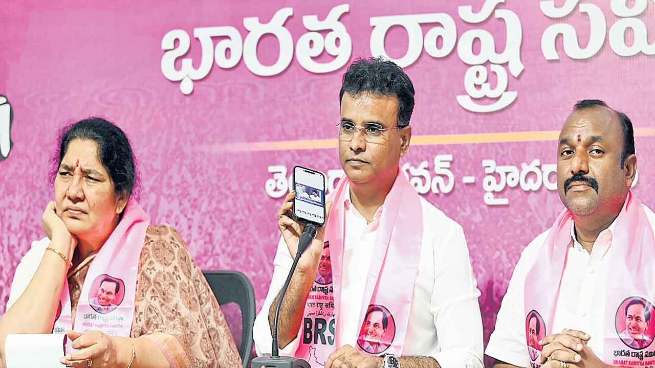 వర్షాలపై సోయిలేదు.. ఢిల్లీకి చక్కర్లా?