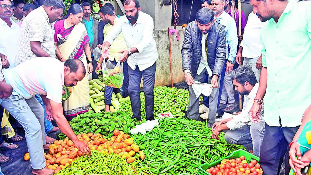 ఓదార్చి.. ధైర్యం చెప్పి