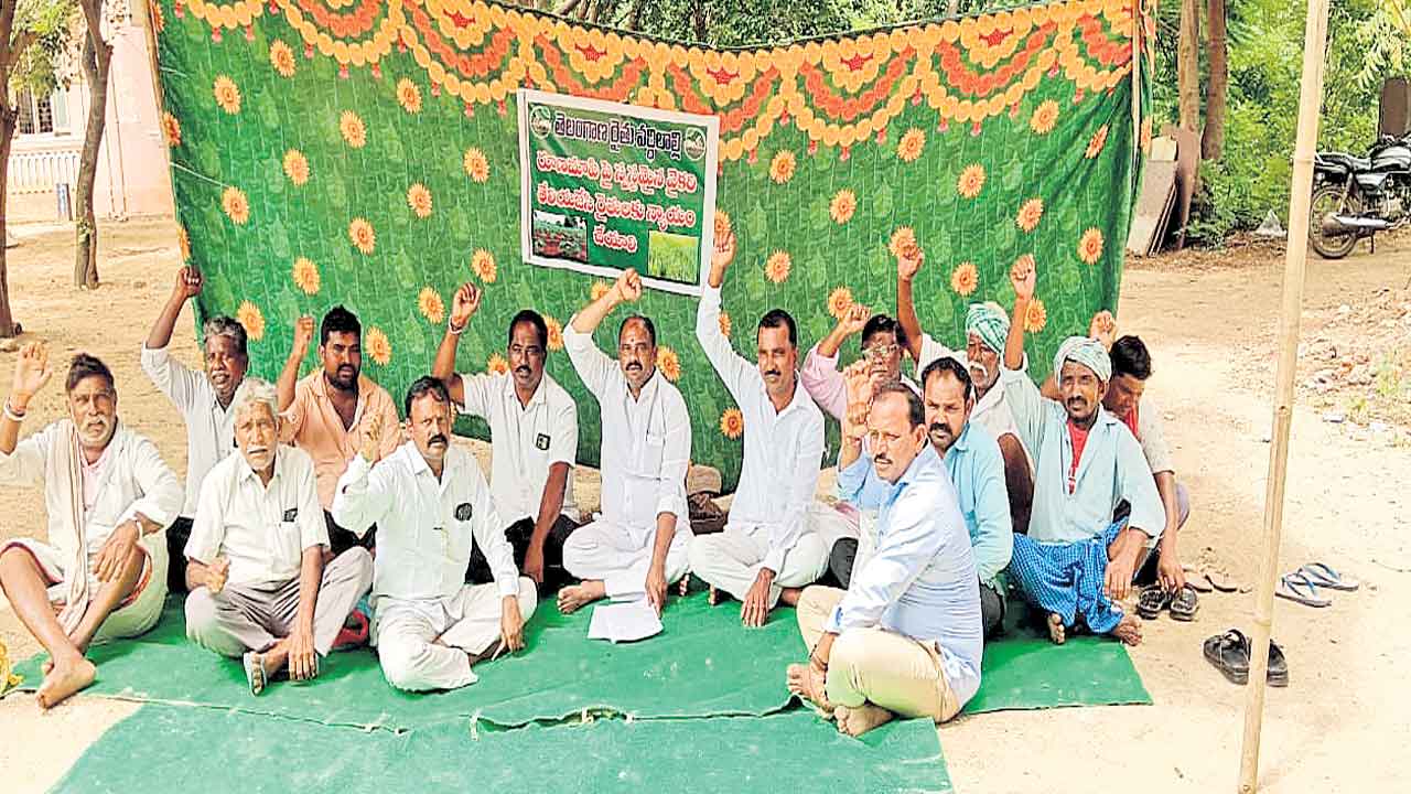 రుణమాఫీ చేయాలని త్రిపురారంలో రైతుల ధర్నా