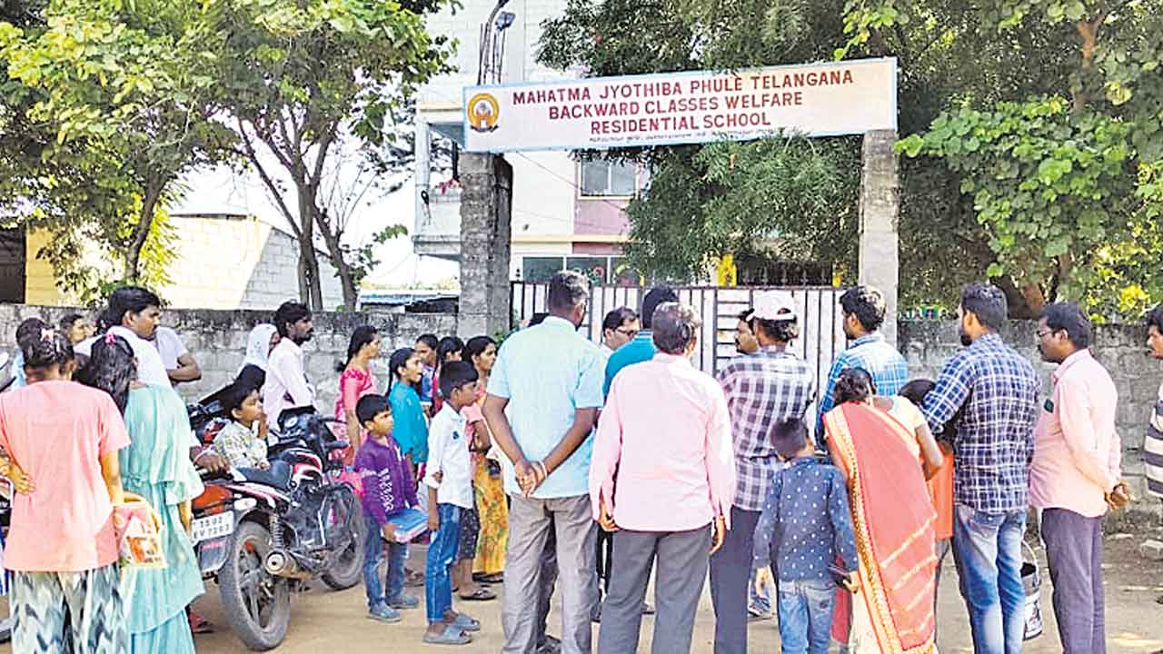 అన్నంలో పురుగులు వస్తున్నయ్‌!