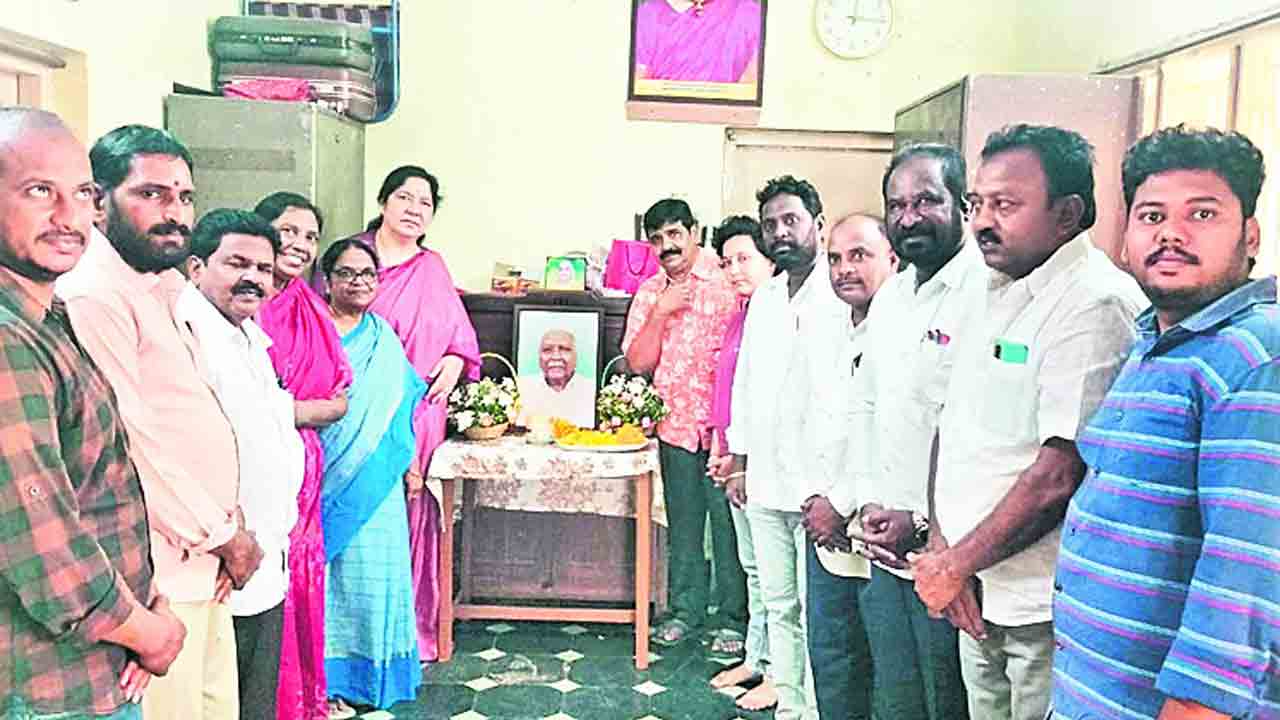 మానుకోటలో రూ. 1000 కోట్ల నష్టం