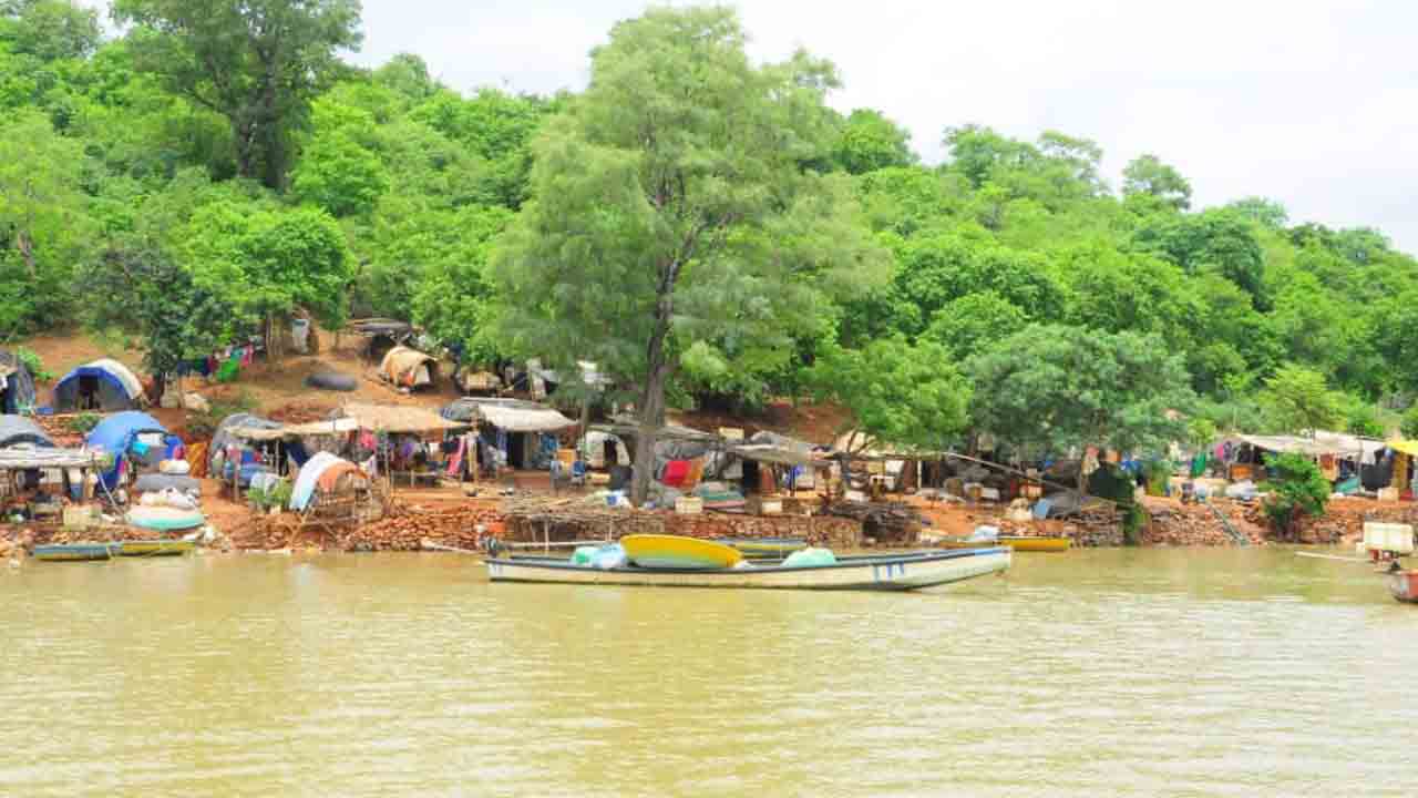 క్షణక్షణం.. భయంభయంగా..