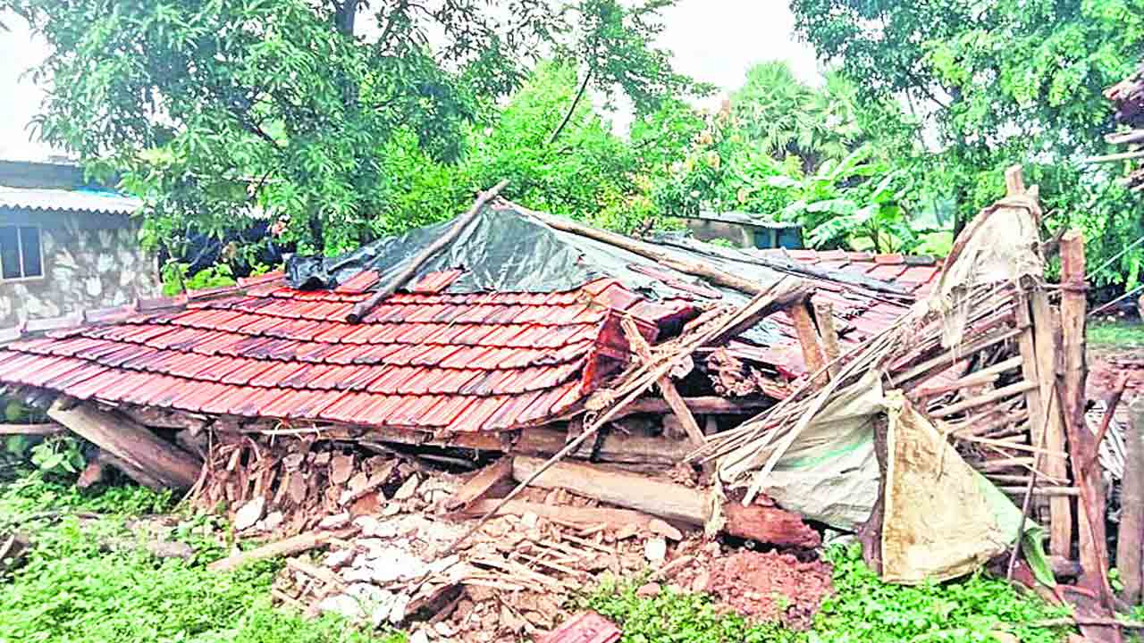 కూలిన ఇళ్లు 610, తెగిన రోడ్లు 148