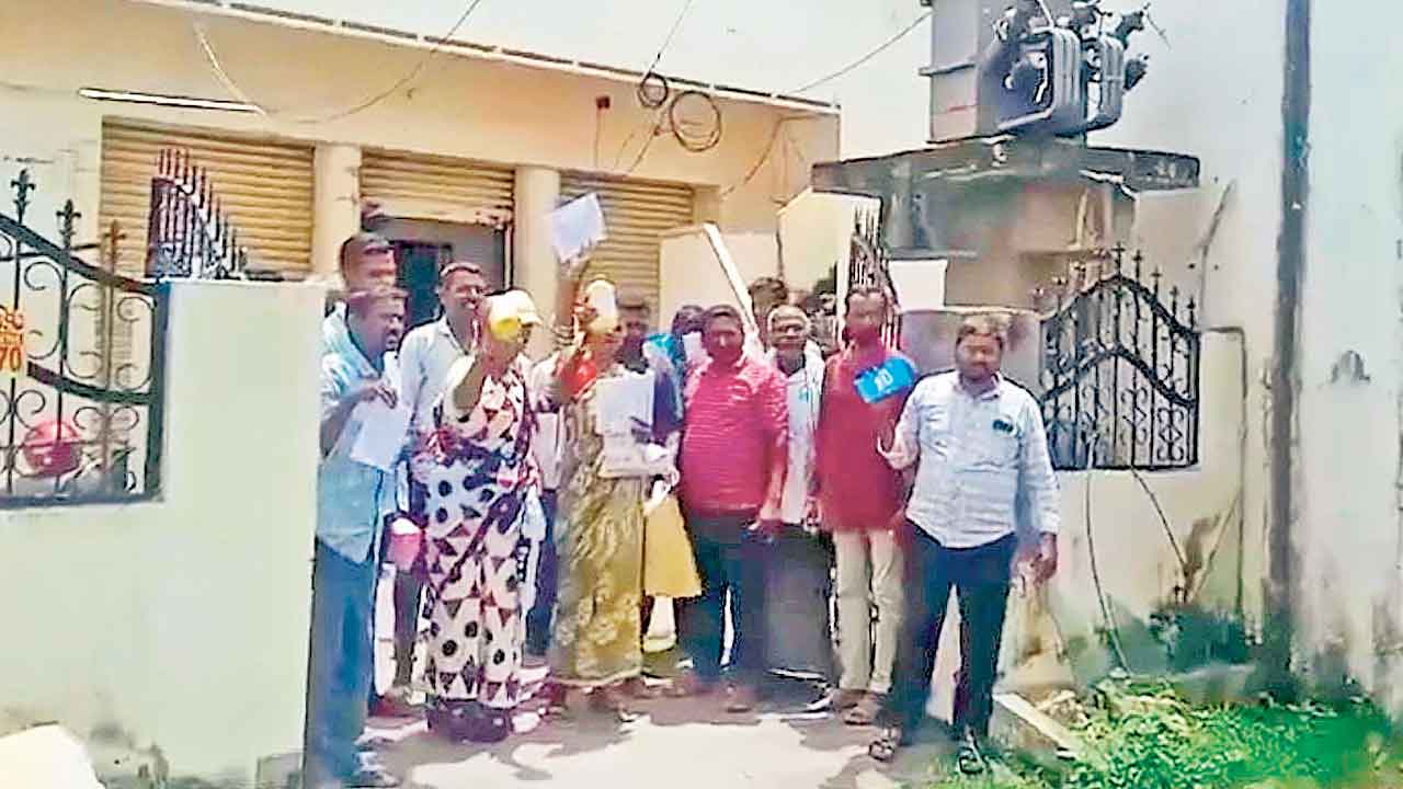 రుణమాఫీ ఎందుకు కాలేదో చెప్పాలి