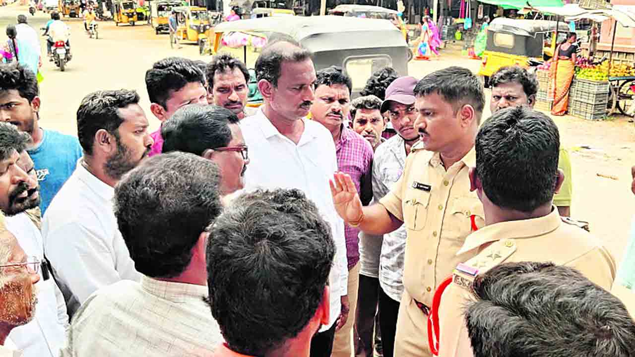 ఆక్రమణలపై అఖిలపక్షం నిరసన