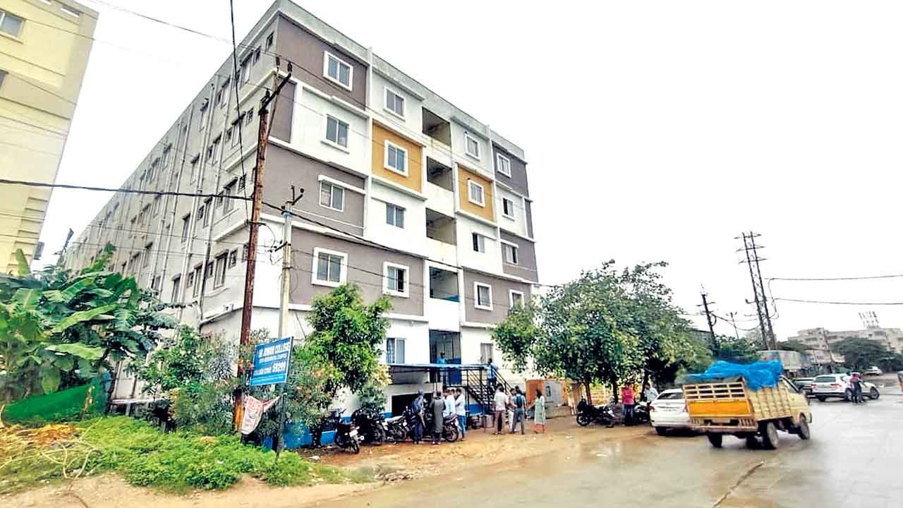 ఎస్‌ఆర్‌ కళాశాల సెల్లార్‌లోకి వరదనీరు